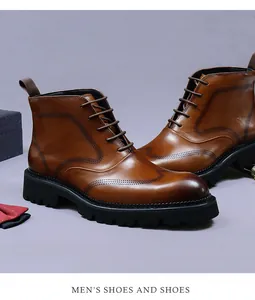 Λεπτομέρεια από καφέ δερμάτινα μποτάκια brogue με σκάλισμα και χοντρή σόλα από καουτσούκ