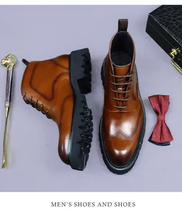 Λεπτομέρεια από καφέ δερμάτινες μπότες brogue με vintage χειροποίητο φινίρισμα