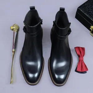 Stivaletti Chelsea da uomo in pelle nera lucida con fibbia in metallo e zip