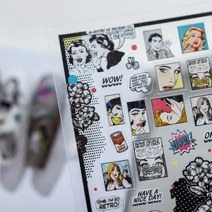 Retro-Pop-Art-Nagelaufkleber mit Comicfiguren und bunten Slogans im Vintage-Stil