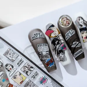 Pop-Art Nageltattoos mit Comic-Motiven und Slogans auf grauen und weißen Nägeln