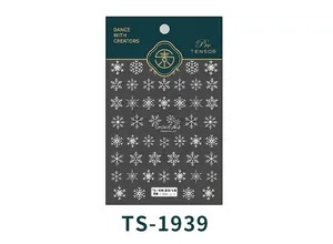 Detail van 5D nagelstickers met fijne witte sneeuwvlokpatronen en het TS-1939 label