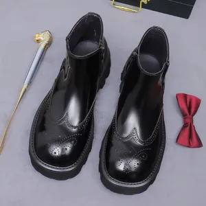 Botas Chelsea negras para hombre con tallado Brogue y suelas gruesas de goma