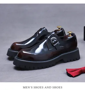 Details brauner Monkstrap-Schuhe mit Glanzeffekt und dicker Gummisohle im Profil