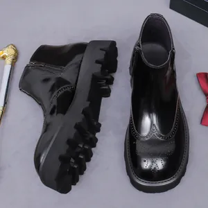 Botines Chelsea de cuero negro pulido con detalles Brogue y suelas gruesas