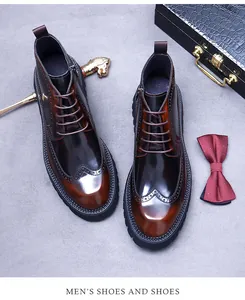 Λεπτομέρεια από ανδρικά μποτάκια brogue με σχέδιο wingtip και δέρμα σε καφέ-κόκκινο