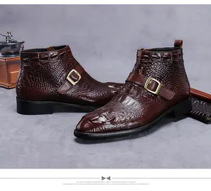 Bottines de luxe pour hommes en cuir marron avec motif crocodile et boucle dorée