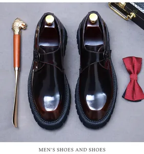 Makroaufnahme: Burgunderroter Monkstrap-Schuh mit Glanzfinish und Plateausohlen-Detail