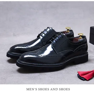 Detalle de zapatos derby brogue de cuero negro con perforaciones y pajarita a juego