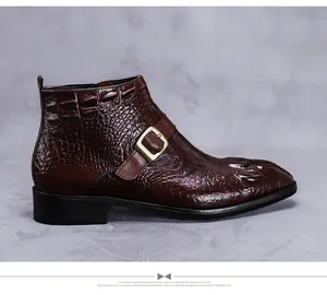 Vue latérale détaillée d'une bottine marron en cuir crocodile avec boucle en métal