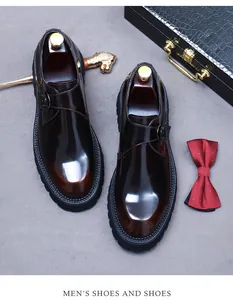 Details von weinroten Leder-Monkschuhen mit dicker Sohle und stilvollem Zubehör
