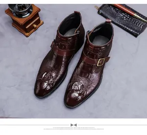 Détails de bottines en cuir crocodile avec fermeture éclair latérale et boucle