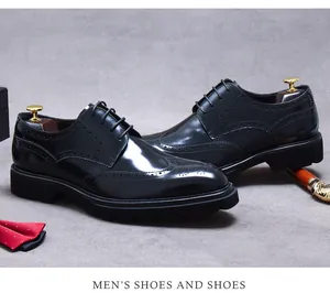 Primer plano de zapatos brogue de cuero negro con detalles perforados y cordones