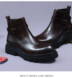 Détail de bottines Chelsea en cuir marron avec boucle métallique et semelle épaisse