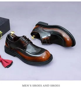 Zapatos de cuero marrón degradado con suelas gruesas de goma y hormas de madera