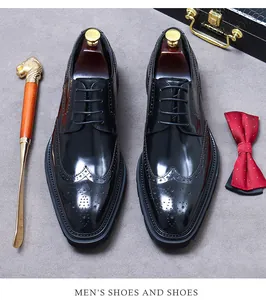 Vista superior de zapatos brogue de cuero negro con perforaciones y accesorios de gala