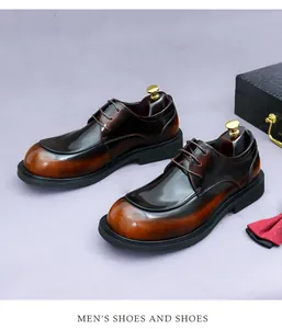 Detalle de zapatos Derby de cuero marrón degradado con hormas de madera y pajarita roja