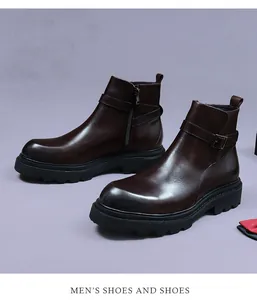 Détails des bottines en cuir marron foncé avec sangle de cheville et zip latéral