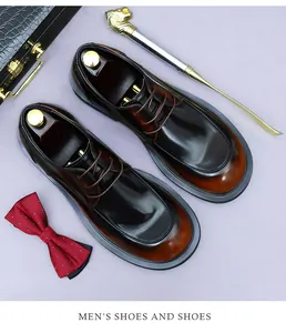 Primer plano de zapatos derby de cuero marrón degradado con punta redonda y cordones