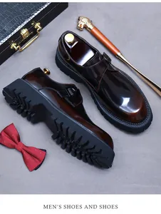 Nahaufnahme von polierten bordeauxroten Monkstrap-Lederschuhen mit dicker Gummisohle