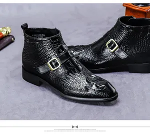Détail de bottines en cuir crocodile avec double bride moine et fermeture éclair latérale
