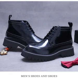 Λεπτομέρεια από μαύρες λουστρίνι μπότες brogue με σκαλίσματα και χοντρή σόλα