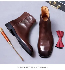 Dettaglio di stivaletti Chelsea in pelle marrone scuro con cerniera laterale vintage