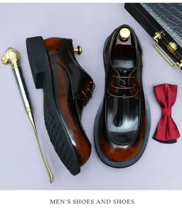 Vista plana de zapatos derby de cuero degradado marrón con accesorios de negocios