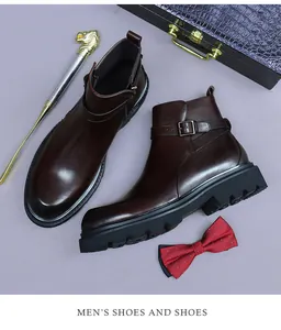 Bottines Chelsea en cuir marron poli avec boucle métallique et semelle épaisse