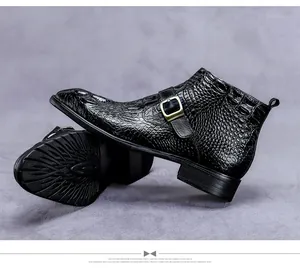Détail de bottines en cuir pour hommes avec motif crocodile et boucle décorative