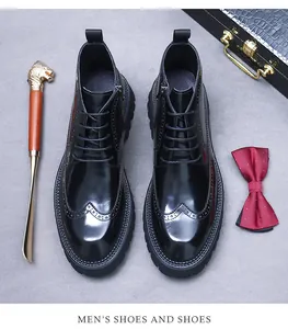 Κάτοψη από μαύρα δερμάτινα μποτάκια brogue με περίπλοκα σχέδια και φερμουάρ στο πλάι