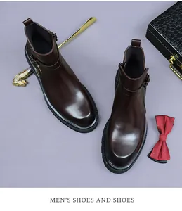 Détail de bottines en cuir marron foncé avec boucle métallique et fermeture éclair latérale