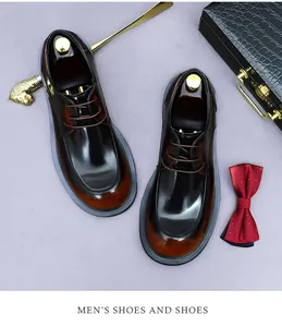 Vista superior de zapatos derby de cuero marrón oscuro pulido con degradado elegante