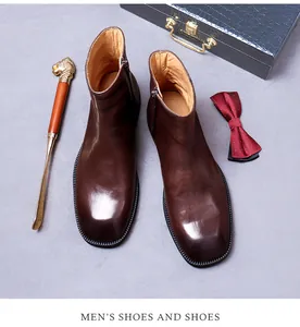 Dettaglio di stivali Chelsea in pelle testa di moro con cerniera e accessori di lusso