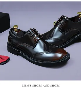 Polierte braune Budapester Schuhe mit klassischer Flügelkappe und eleganter roter Fliege