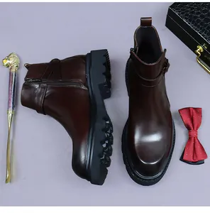 Détail de bottines Chelsea en cuir marron foncé avec fermeture éclair et semelle crantée