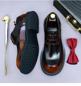 Detalle de zapatos derby en cuero marrón degradado con suela de goma antideslizante fina