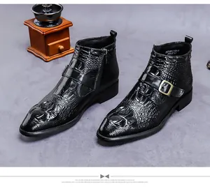 Détail de bottes pour hommes en cuir noir embossé crocodile avec zip et boucle métal