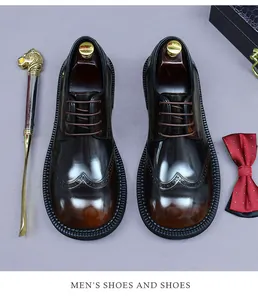 Draufsicht brauner Brogue-Lederschuhe mit dekorativer Lochung und roter Fliege dazu