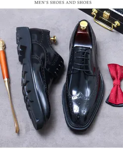 Detalle del tallado brogue clásico en zapatos derby de cuero pulido en color negro