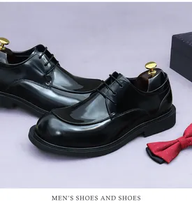 Vista plana de zapatos Derby en cuero negro con hormas de madera y pajarita