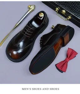 Detailaufnahme brauner Brogue-Lederschuhe mit Lochmuster und klassischer Schnürung