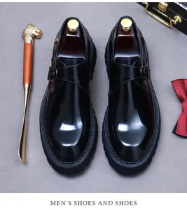 Polierter schwarzer Monkstrap-Schuh mit Schnallendetail und Luxus-Accessoires