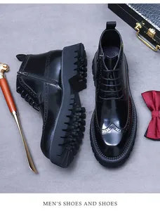 Κάτοψη από μαύρα λουστρίνι μποτάκια brogue με αντιολισθητικές χοντρές σόλες πλατφόρμας