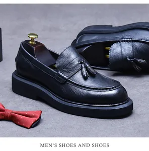 Vue détaillée de mocassins en cuir noir de luxe avec glands et texture de grain naturel