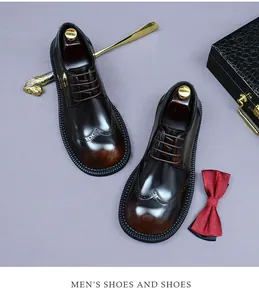 Nahaufnahme brauner Leder-Oxfordschuhe mit Brogue-Muster und Schuhspannern aus Holz