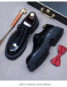Detail von schwarzen Lackleder-Monk-Strap-Schuhen mit Profilsohle und Schnallen