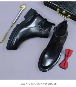 Détail de bottines Chelsea en cuir pour homme avec boucle en métal et semelle crantée