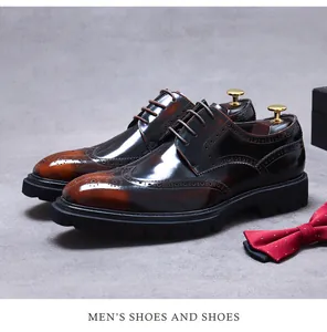 Detalle de zapatos Brogue pulidos con cuero degradado y perforaciones decorativas clásicas