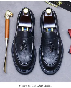 Détail de mocassins à glands en cuir noir avec embauchoirs et accessoires pour hommes